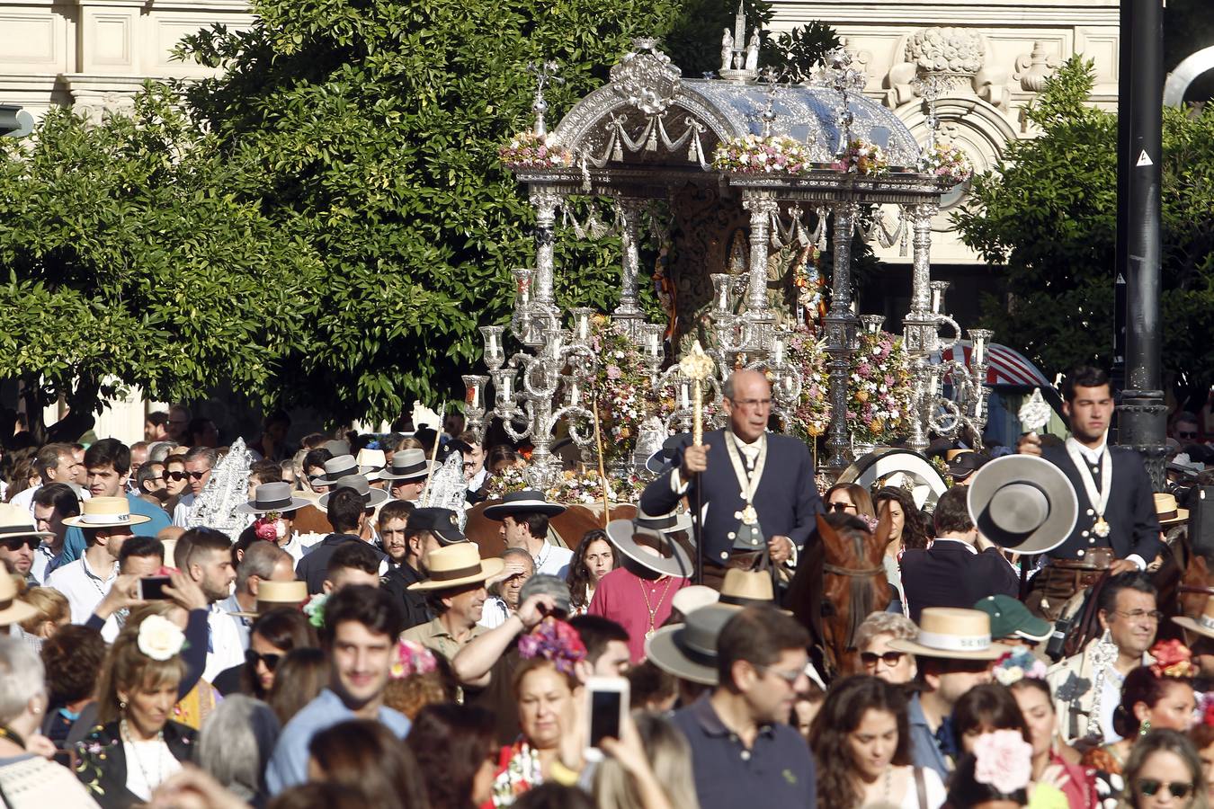 En imágenes, la salida de la hermandad del Rocío de Sevilla