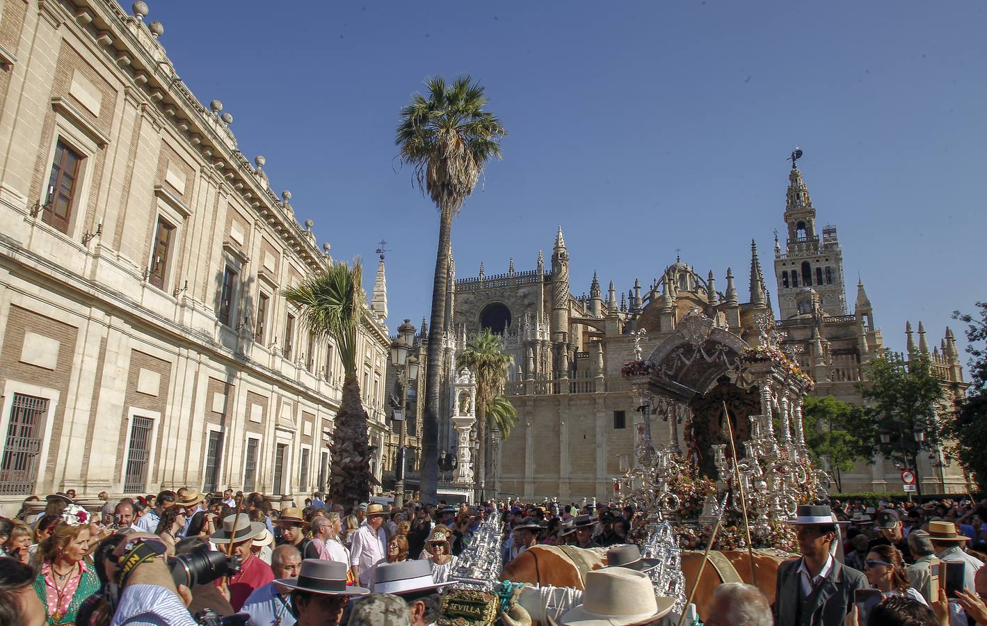 En imágenes, la salida de la hermandad del Rocío de Sevilla