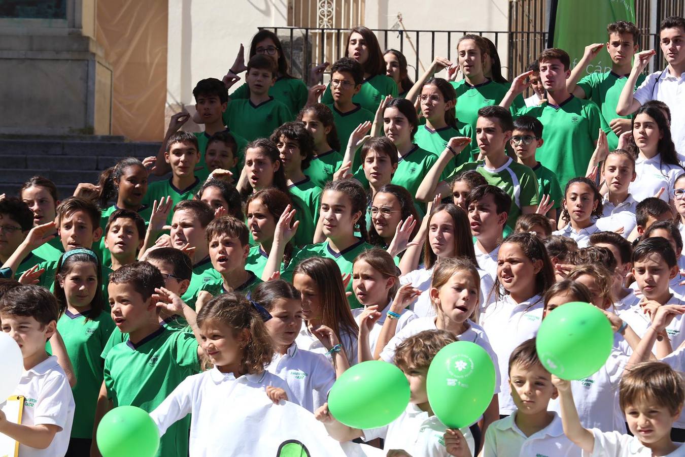 Cien alumnos de Argantonio cantan el himno de la AECC #unMinutoContraelCáncer