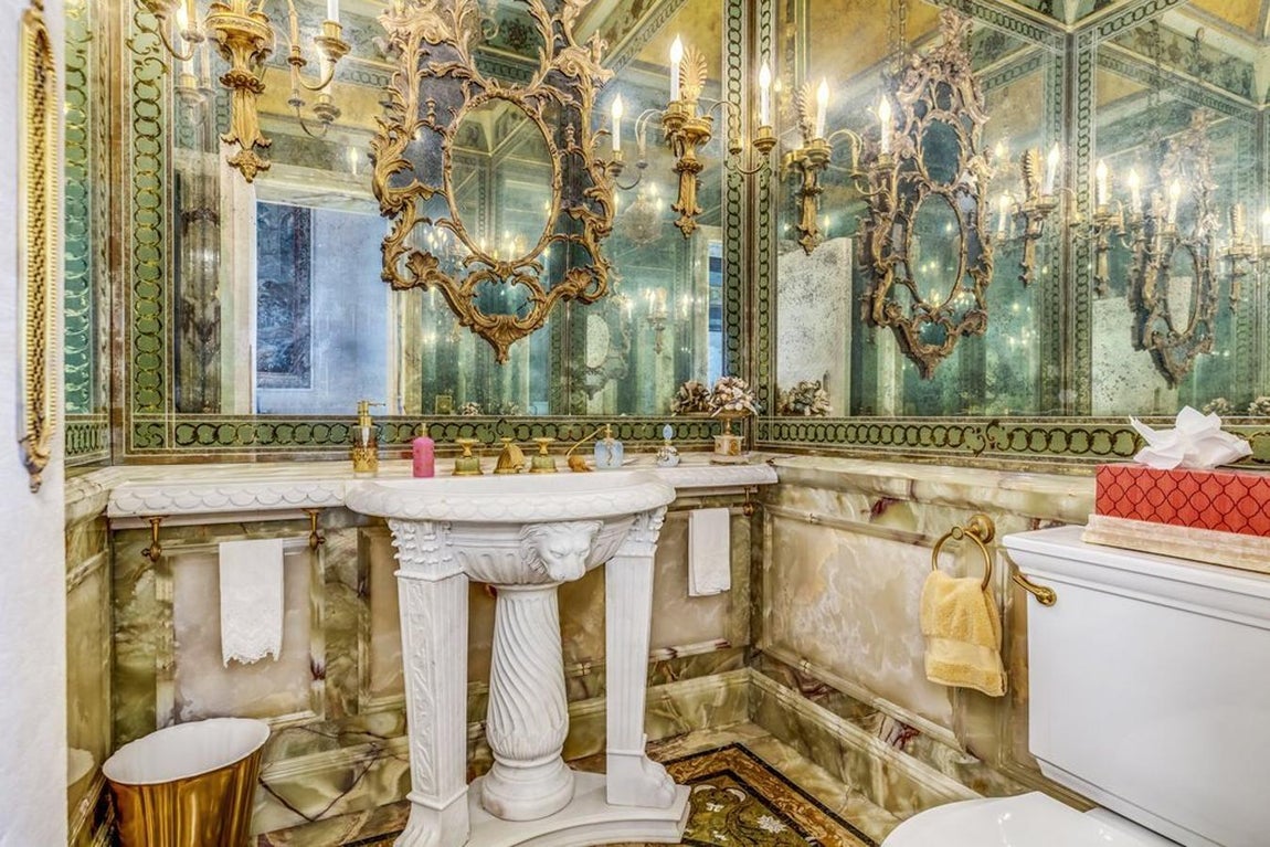 Baños de lujo. En total suman 10 los cuartos de baño de la vivienda.  En ellos predomina el mármol sobre los espejos. Su ornamentación se consiguió a mano y se cuidó  al detalle. Todos tienen la misma apariencia que los del complejo francés