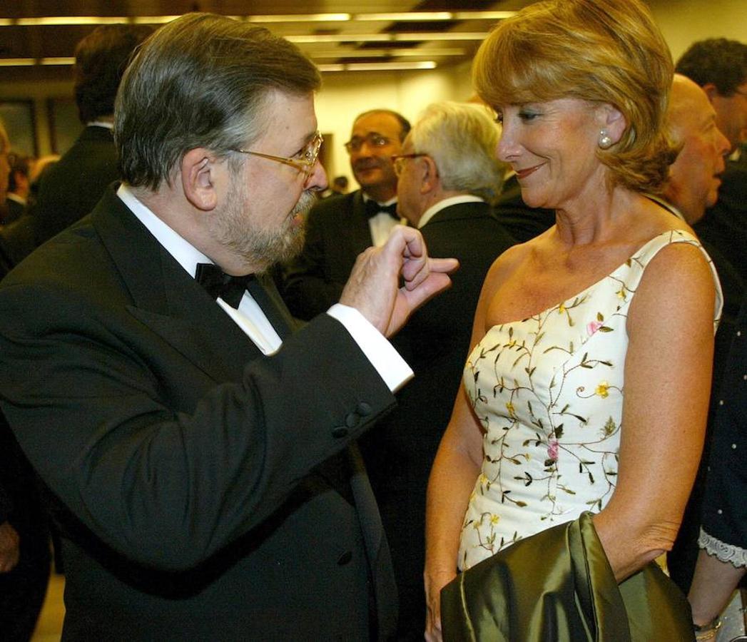 Chicho Ibáñez charla con Esperanza Aguirre durante los Premios Cavia, Luca de Tena y Mingote. 