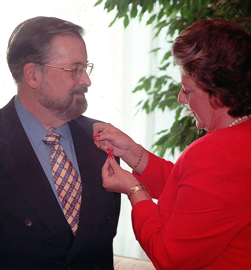 La alcaldesa de Valencia, Rita Barberá, le impuso también una medalla. 