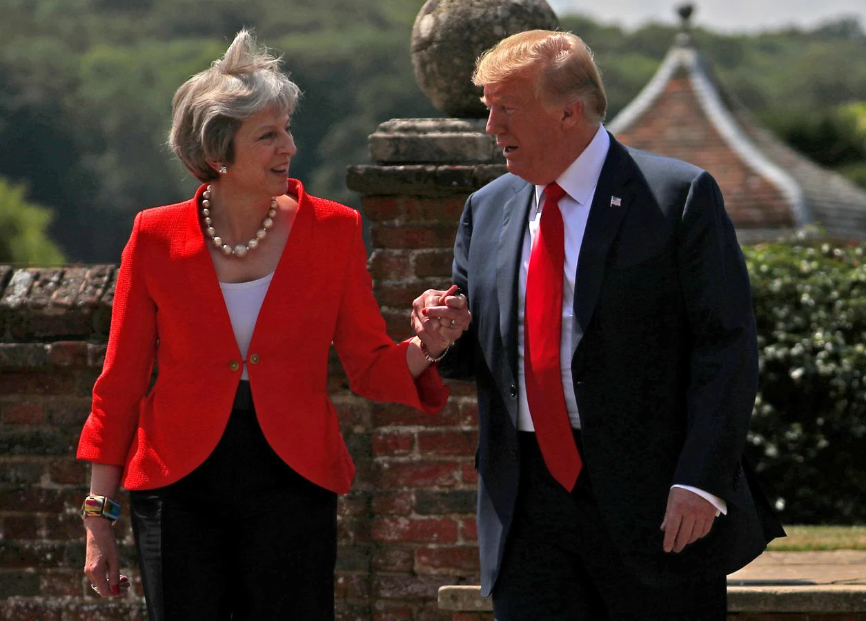 May estrecha su mano con Trump en Aylesbury el 13 de julio de 2018. 