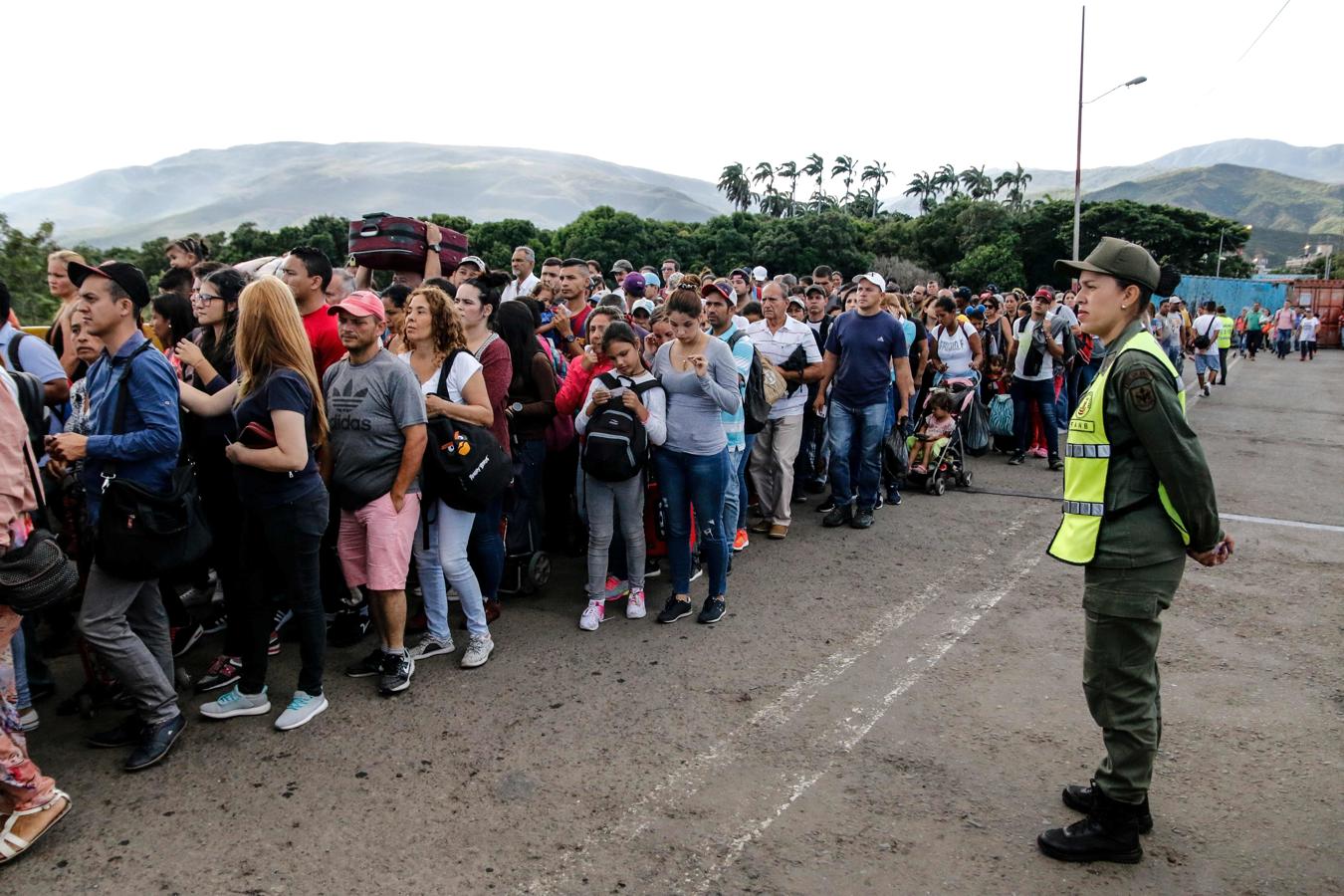 MIles de personas esperan poder  cruzar a pie la frontera sin mayores obstáculos. 
