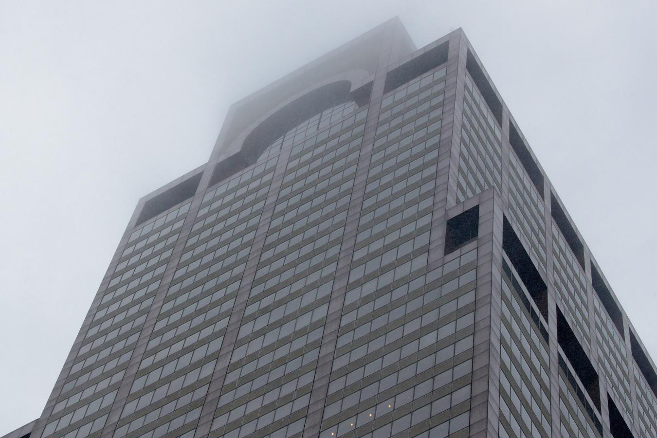 La parte superior del edificio, a la altura de la planta 54, arde tras el accidente del helicóptero.. 