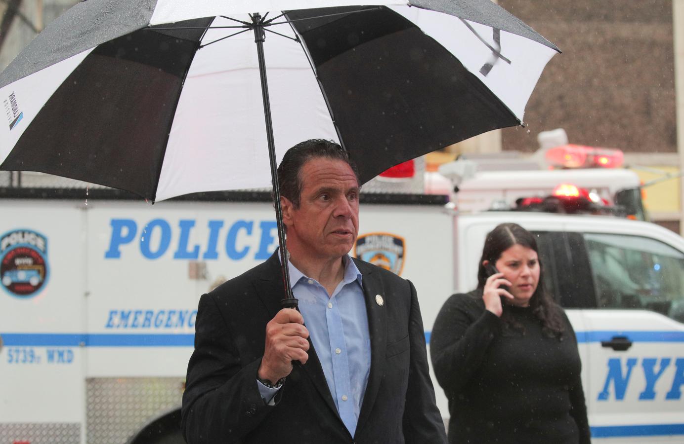 El gobernador de Nueva York, Andrew Cuomo, llega a la escena después del accidente.. 