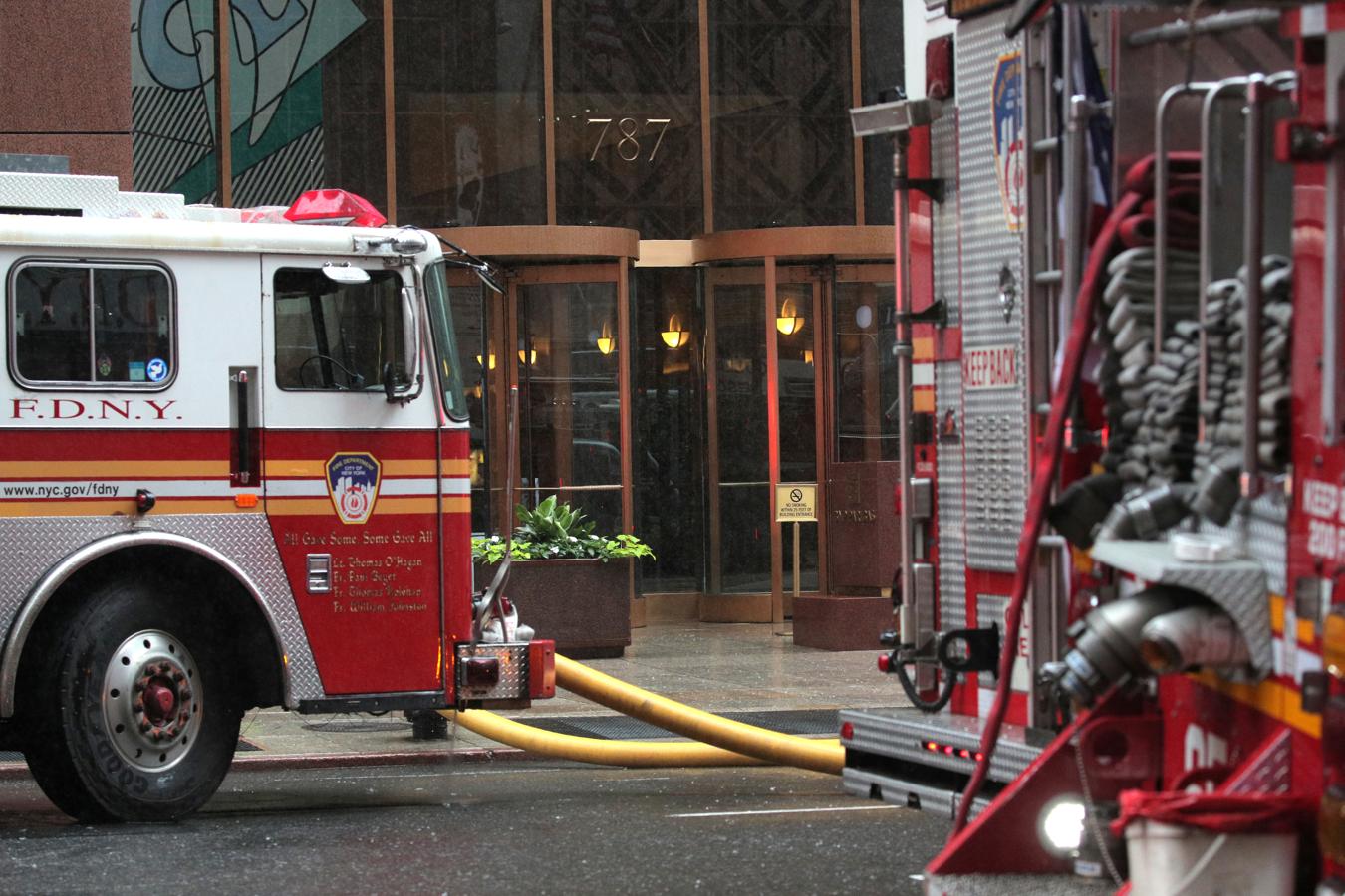Varios camiones de bomberos, en los exteriores del edificio donde ha tenido lugar el accidente de helicóptero en Nueva York.. 