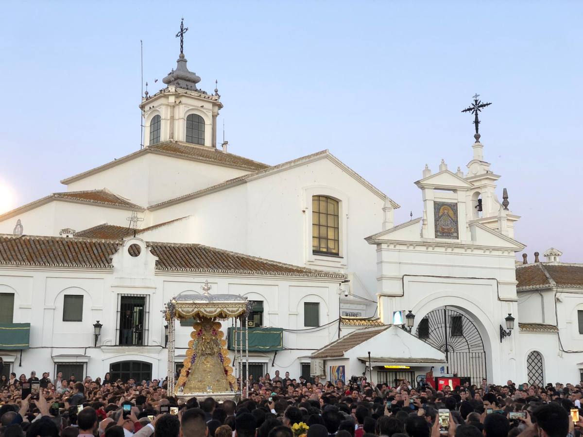 El Rocío 2019: La Virgen avanza por la aldea en brazos de los almonteños