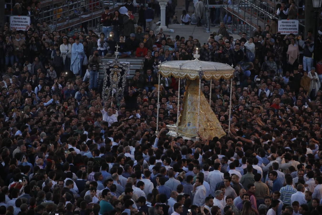 El Rocío 2019: La Virgen avanza por la aldea en brazos de los almonteños