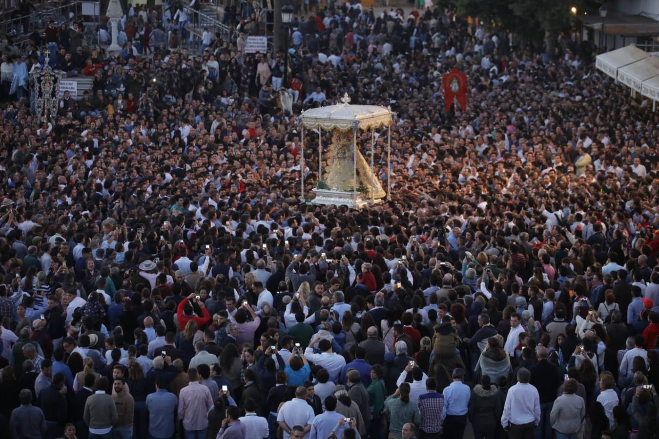 El Rocío 2019: La Virgen avanza por la aldea en brazos de los almonteños