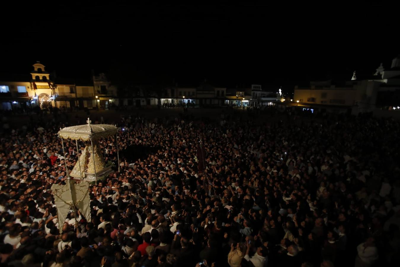 El Rocío 2019: La Virgen avanza por la aldea en brazos de los almonteños