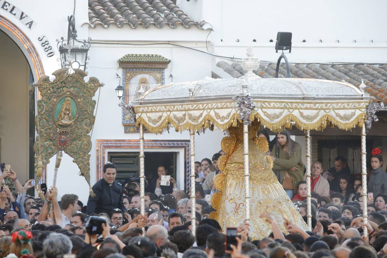 El Rocío 2019: La Virgen avanza por la aldea en brazos de los almonteños