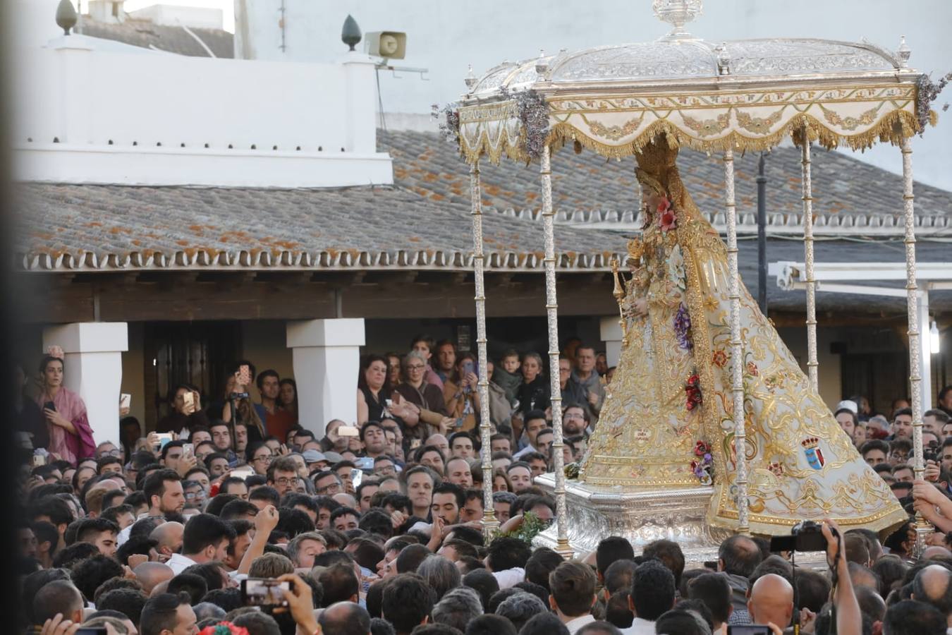 El Rocío 2019: La Virgen avanza por la aldea en brazos de los almonteños