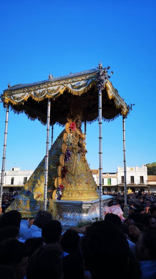 El Rocío 2019: La Virgen avanza por la aldea en brazos de los almonteños