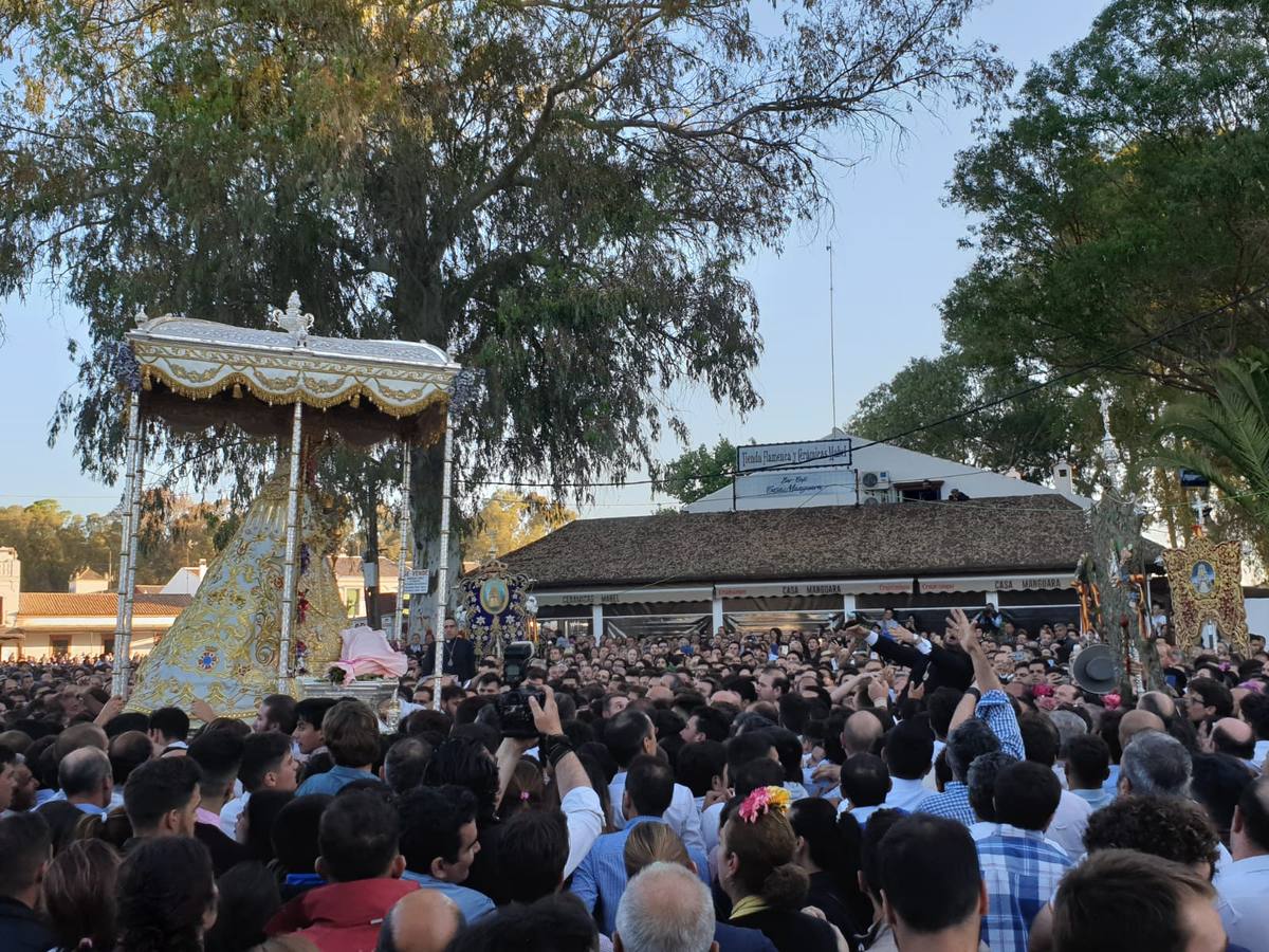 El Rocío 2019: La Virgen avanza por la aldea en brazos de los almonteños