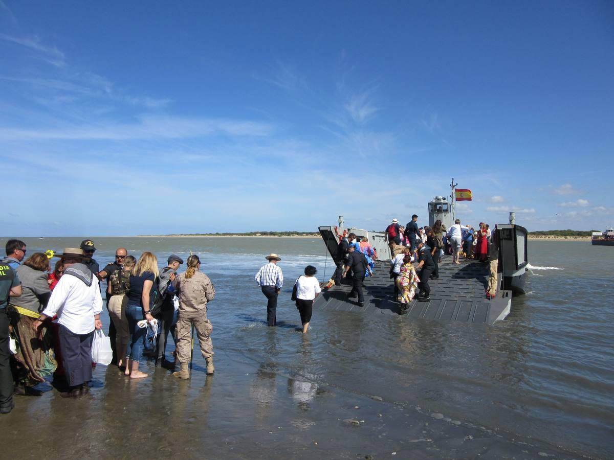 La Armada colabora en el cruce del río de las hermandades rocieras