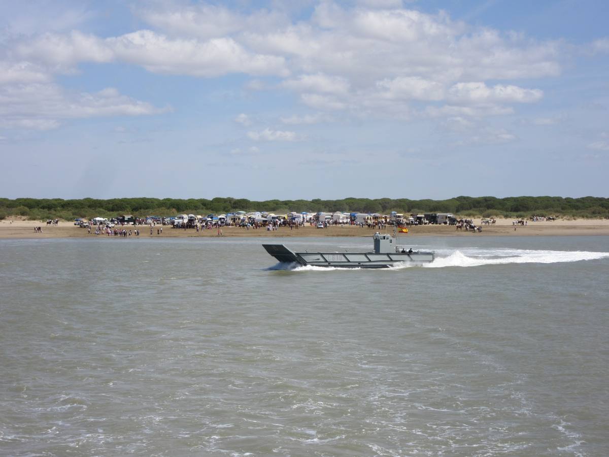 La Armada colabora en el cruce del río de las hermandades rocieras