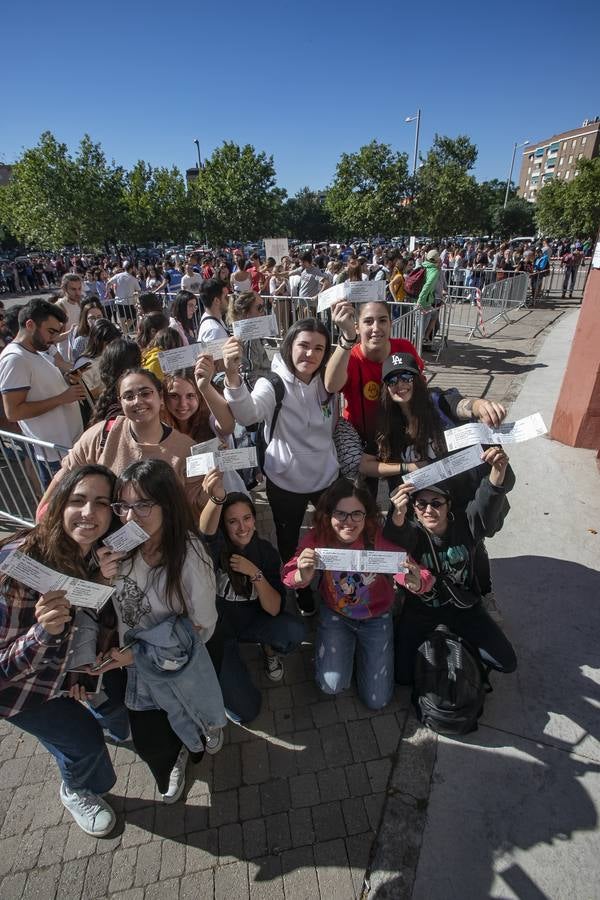 Las colas para las invitaciones del concierto de Rosalía en Córdoba, en imágenes