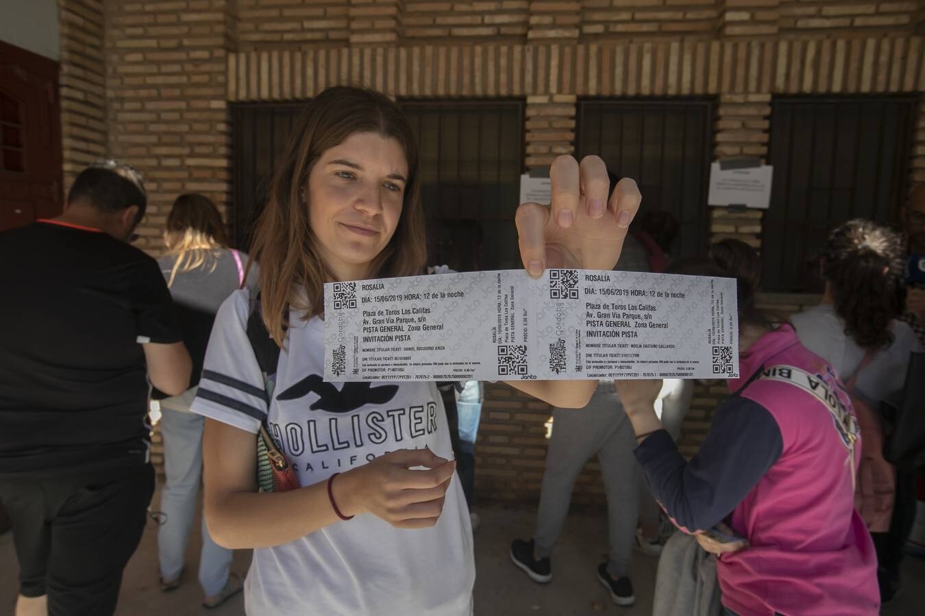 Las colas para las invitaciones del concierto de Rosalía en Córdoba, en imágenes