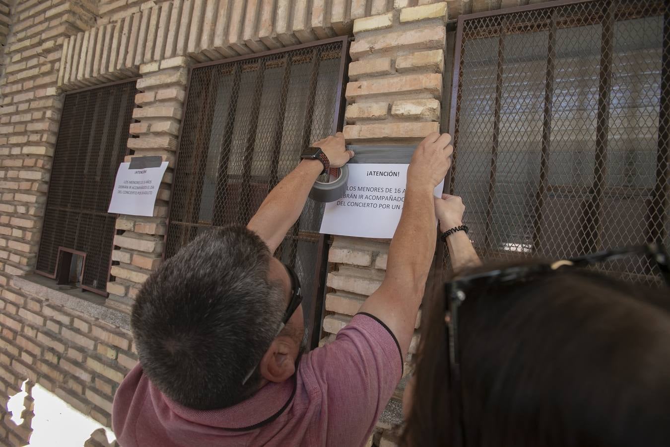 Las colas para las invitaciones del concierto de Rosalía en Córdoba, en imágenes