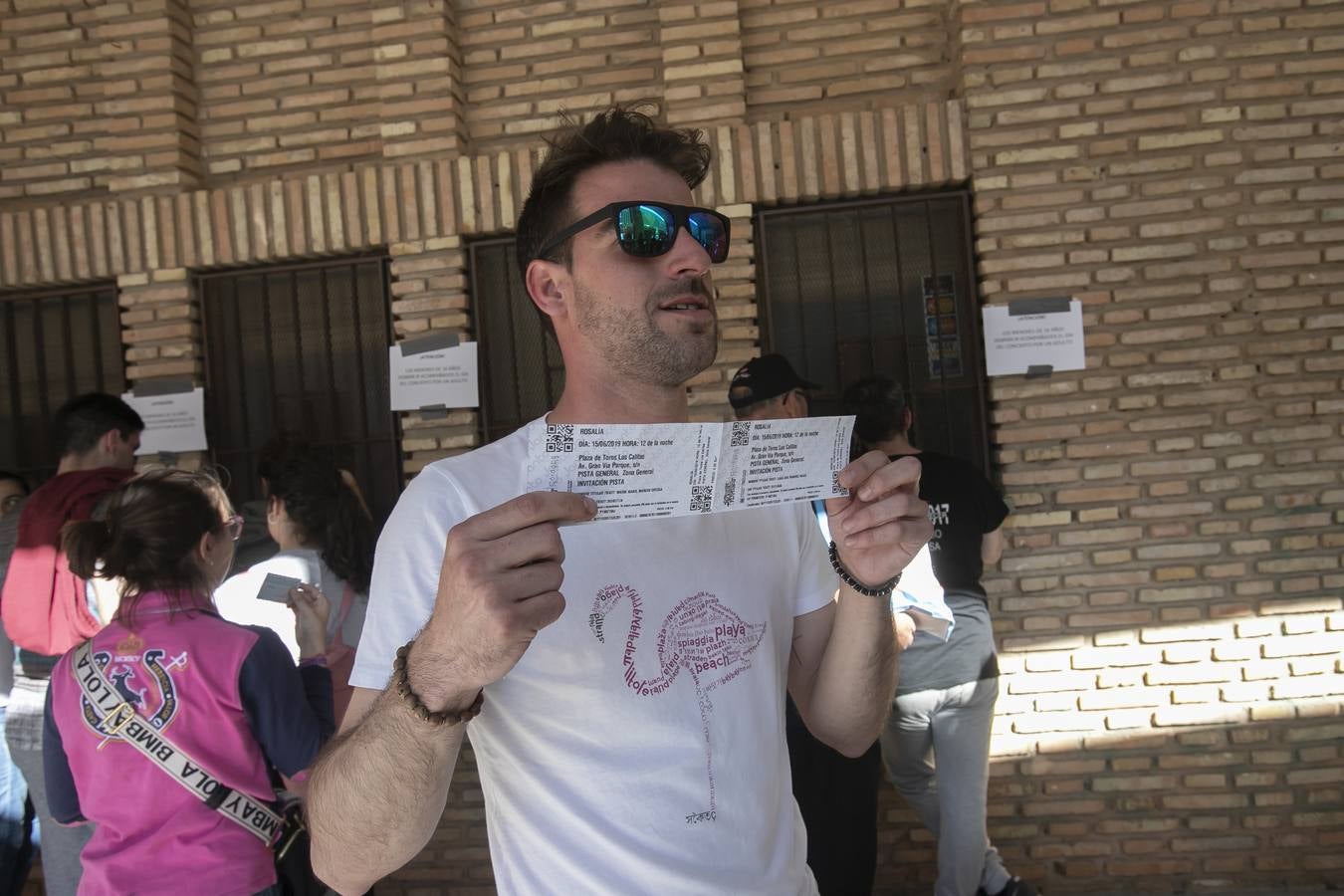 Las colas para las invitaciones del concierto de Rosalía en Córdoba, en imágenes