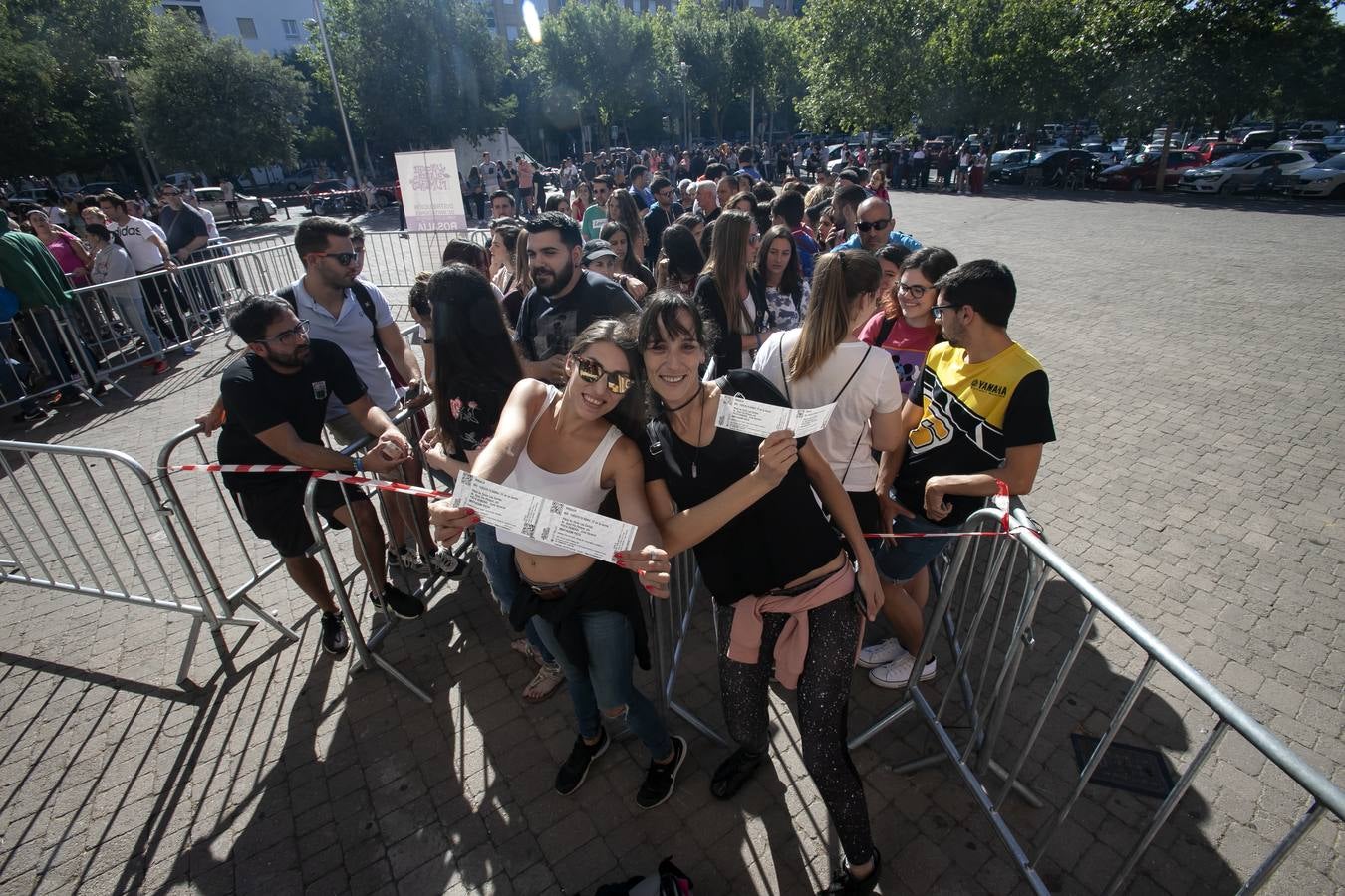 Las colas para las invitaciones del concierto de Rosalía en Córdoba, en imágenes