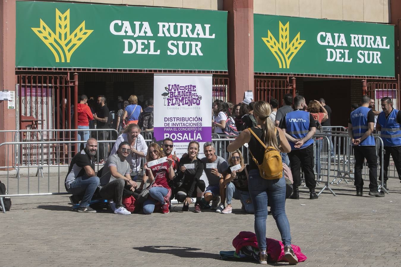 Las colas para las invitaciones del concierto de Rosalía en Córdoba, en imágenes