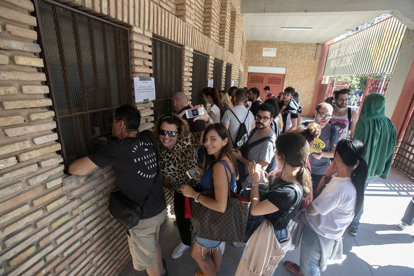 Las colas para las invitaciones del concierto de Rosalía en Córdoba, en imágenes