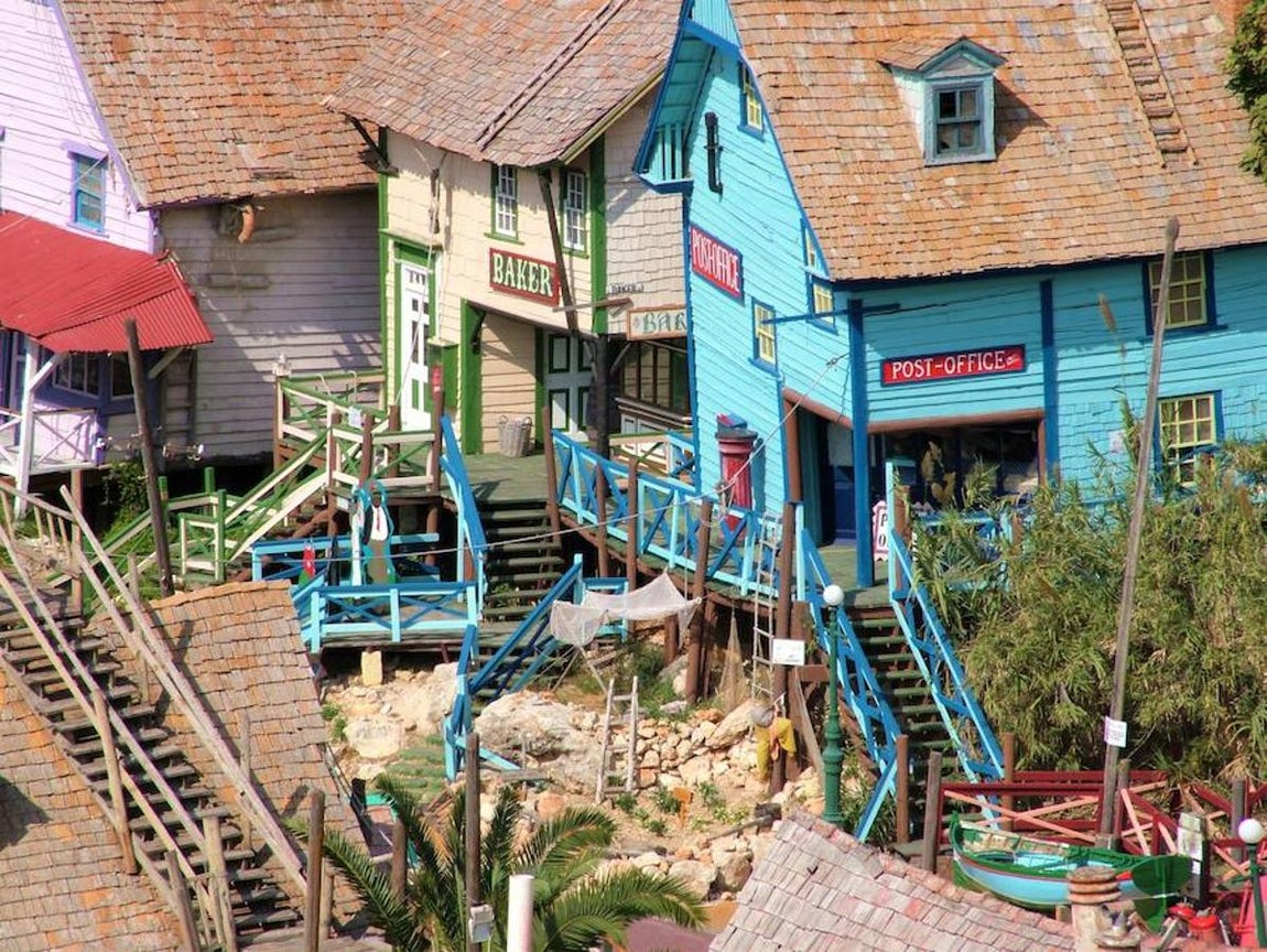 Así es Villa Popeye, el parque temático de Malta. Popeye Village está compuesto por 19 curiosas casitas de colores y en él diariamente se llevan a cabo distintas actividades