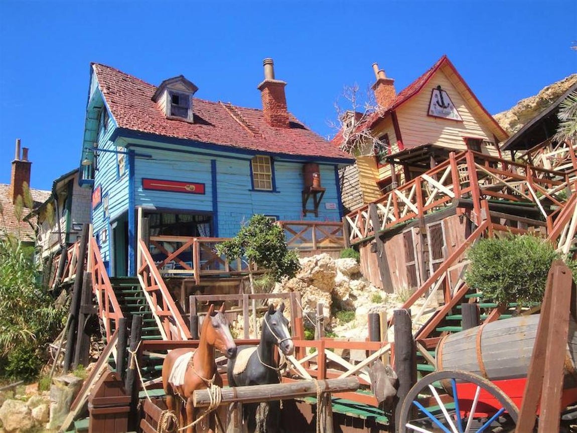 Así es Villa Popeye, el parque temático de Malta. Popeye Village está compuesto por 19 curiosas casitas de colores y en él diariamente se llevan a cabo distintas actividades