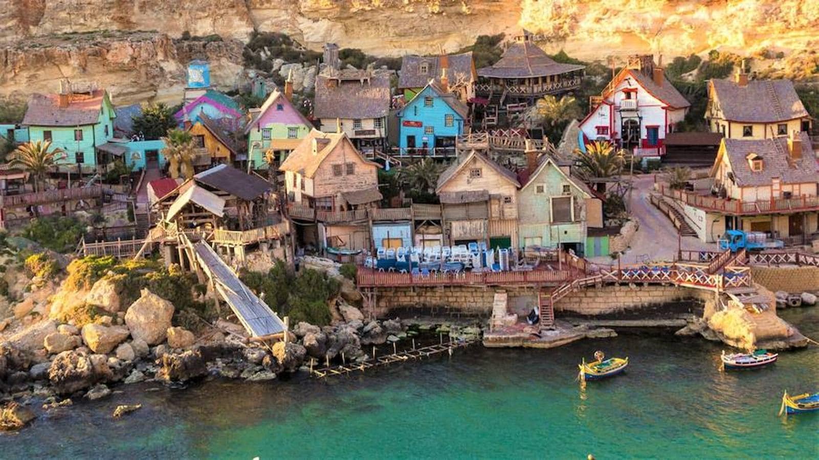 Así es Villa Popeye, el parque temático de Malta. Popeye Village está compuesto por 19 curiosas casitas de colores y en él diariamente se llevan a cabo distintas actividades