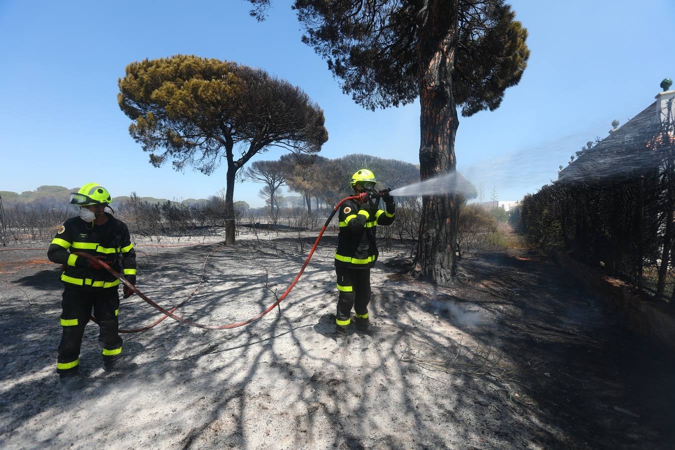 Fotos: Grave incendio en Conil, Cádiz