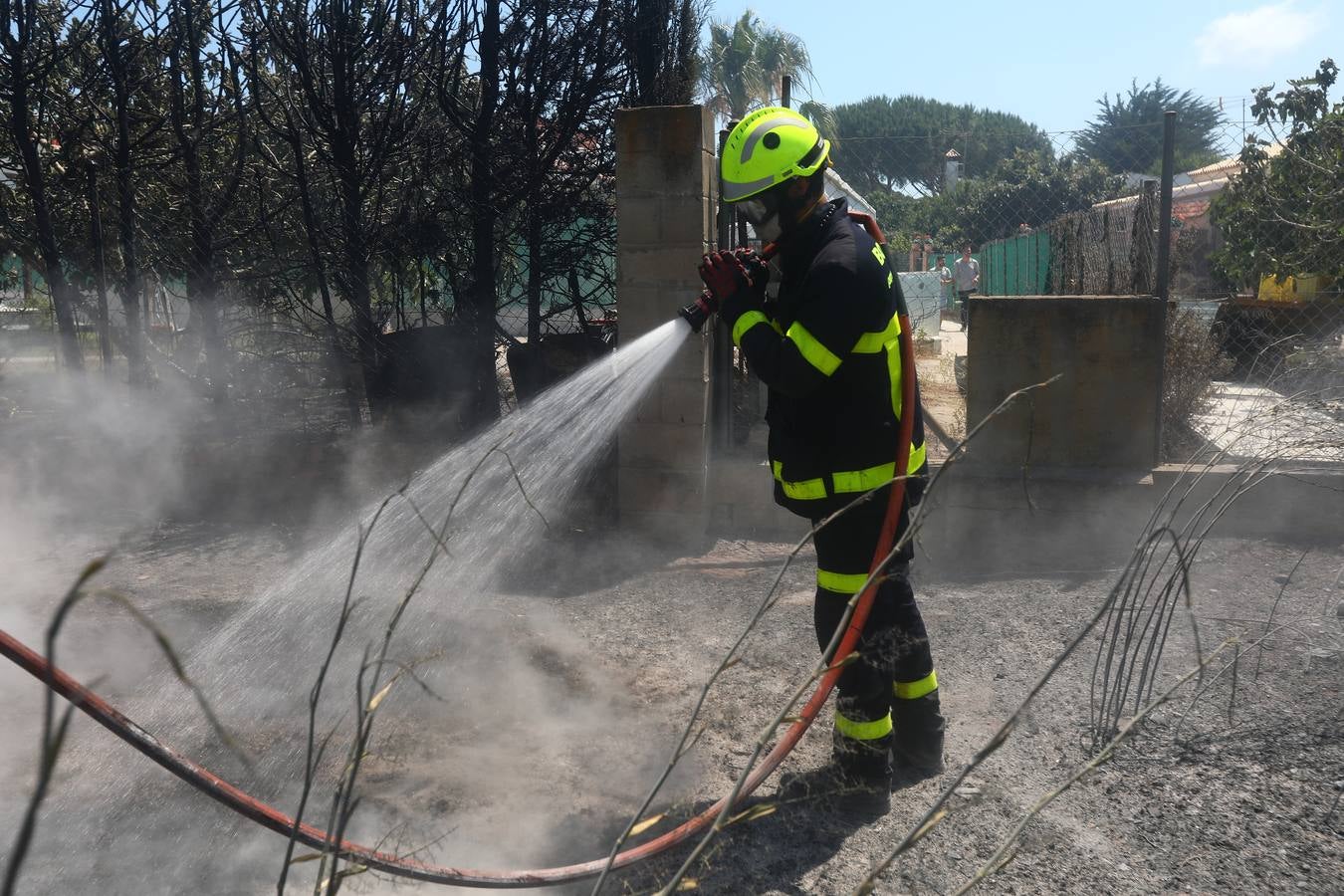 Fotos: Grave incendio en Conil, Cádiz