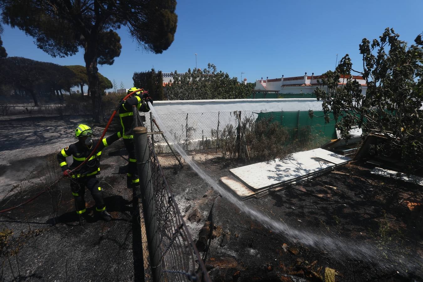 Fotos: Grave incendio en Conil, Cádiz