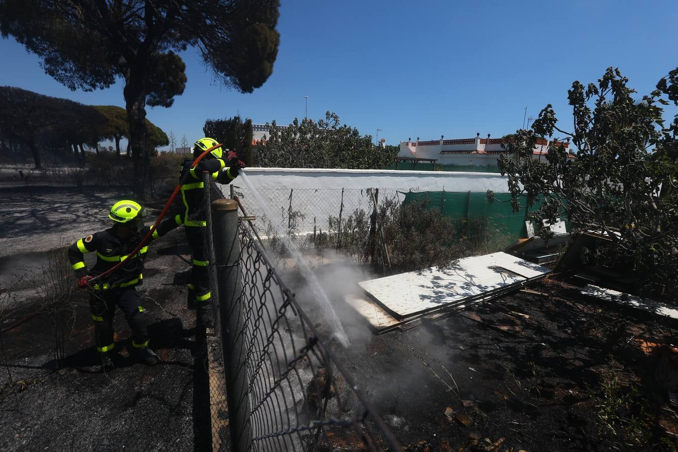 Fotos: Grave incendio en Conil, Cádiz