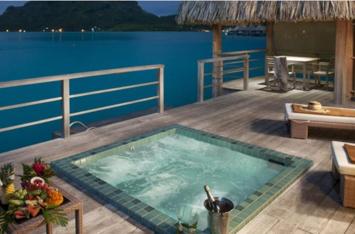 St. Regis Bora Bora Resort: 900 €. Se distribuye en villas privadas, totalmente aisladas las unas de las otras. Cada cliente podrá disfrutar de su propia piscina infinita, jacuzzi y playa privada