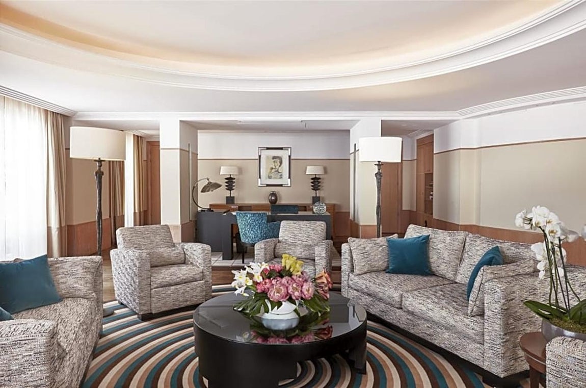 Hotel Martínez: 25.000€. Está ubicado en el centro de Cannes, a pocos pasos del Paseo de la Croisette y a 14 minutos a pie del Palacio de Festivales y Conferencias. Alrededor del hotel hay comercios abiertos las 24 horas y edificios históricos que satisfarán la cuiriosidad del turista