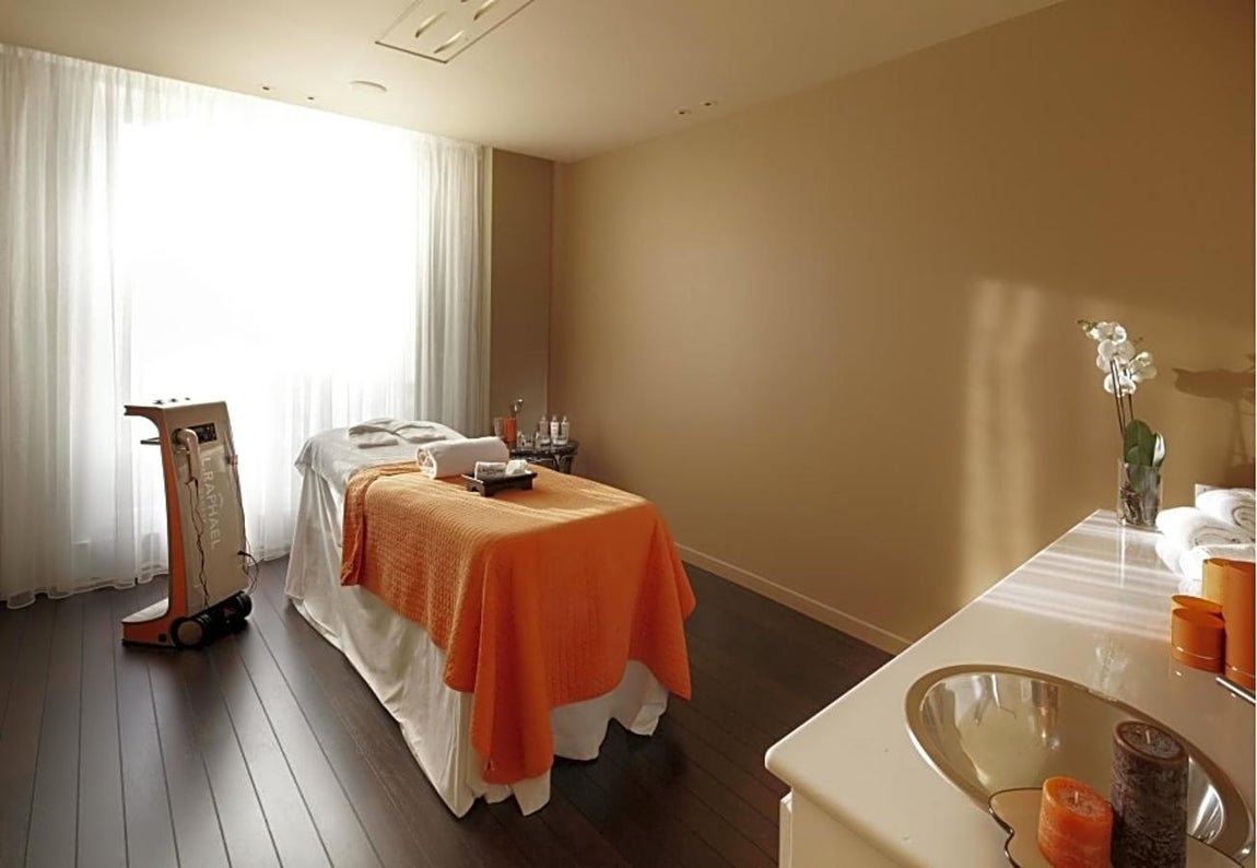 Hotel Martínez: 25.000€. El hotel está dotado de gimnasio, jardines, zona de spa, cabina de masaejes y restaurante gourmet con cocina mediterránea