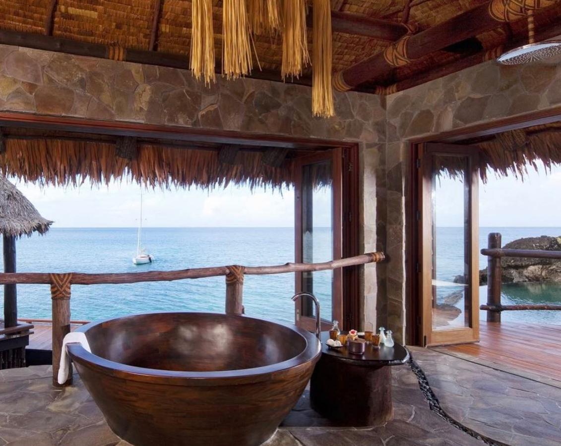 Laucala Resort: 30.000€. Su arquirtectura se mimetiza con la tradición, la cultura y el estilo local para mimetizarse con el entorno. El complejo está situado en la zona más alta de una montaña y desde cada suite se aprecia un escenario espectacular. Además de spa, gimnasio, jacuzzi y bañera exenta, entre los servicios está un chef privado y niñera