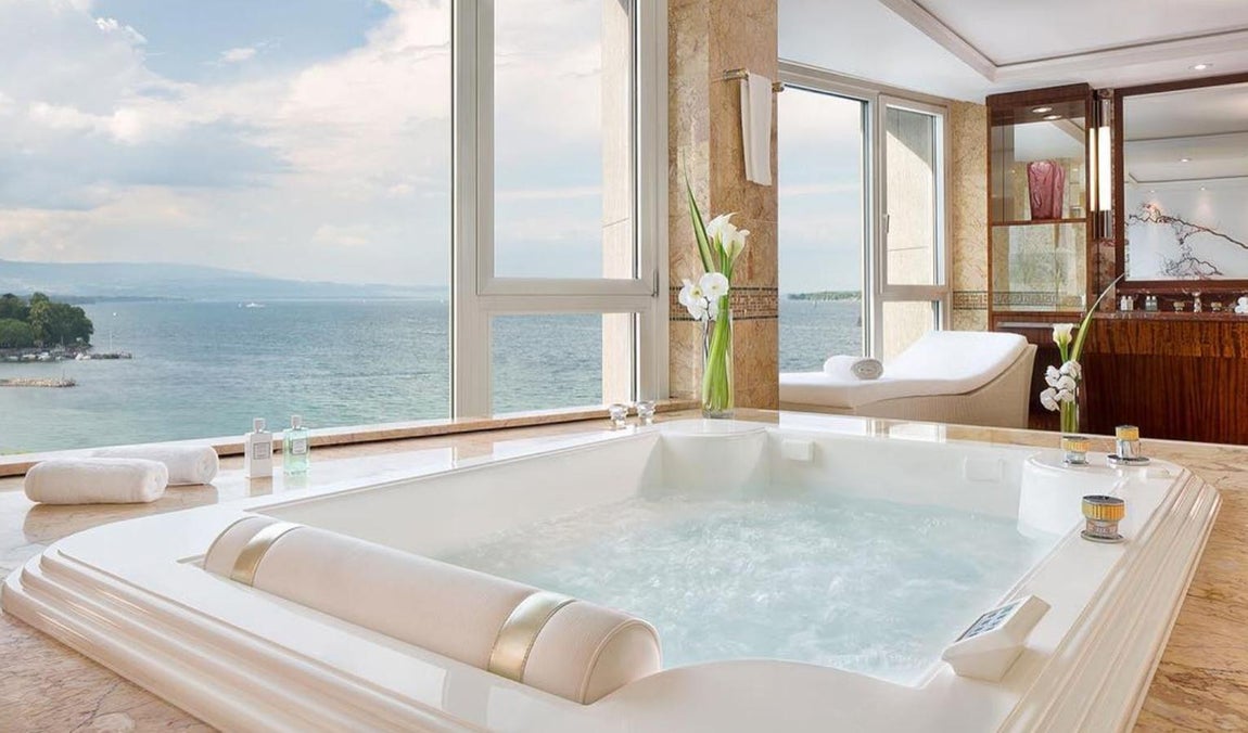 Hotel President Wilson: 46.000€. Los cristales de la planta superior son antibalas y en este piso se encuentra el "grand piano". También dispone de mesa de billar y gimnasio privado. Seguridad, bienestar, sibaritismo y lujo podrían ser su lema