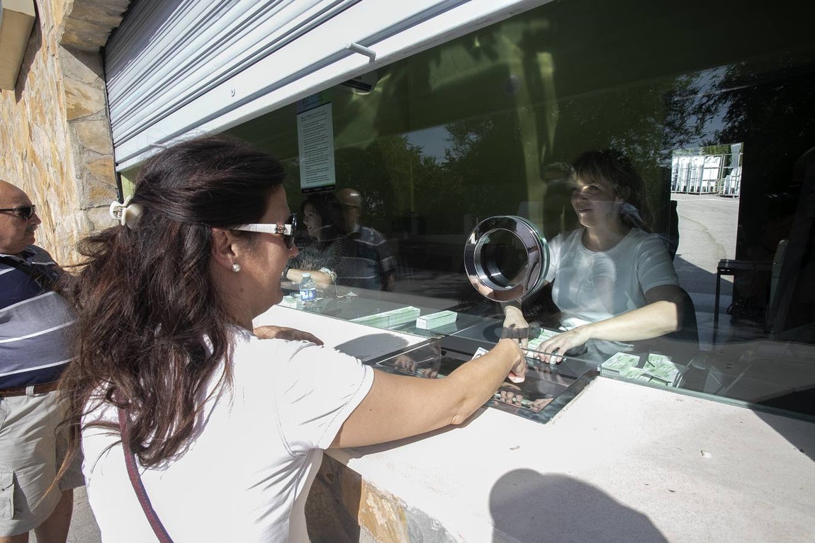 Las colas para las entradas del «streaming» de Rosalía, en imágenes