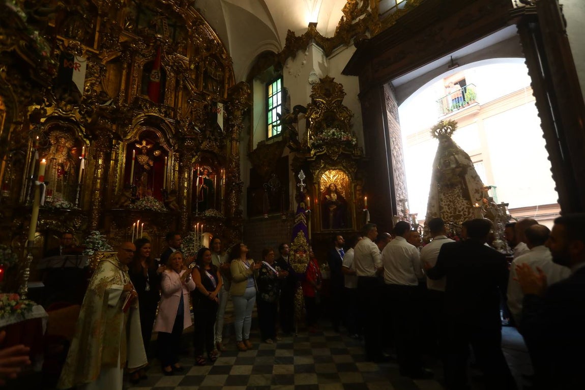 Fotos: La Patrona de Cádiz visita al Nazareno en su templo