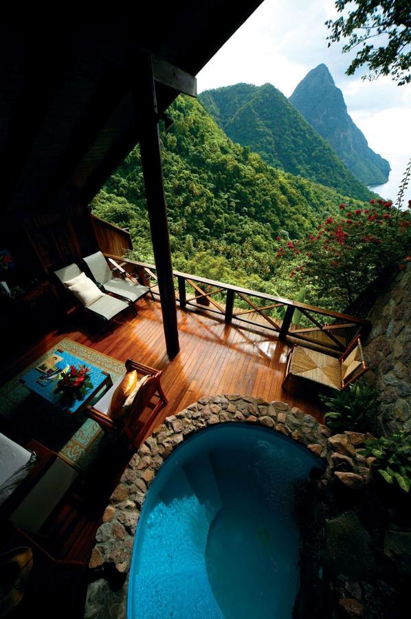 Ladera Resort: 9.000€. Todas las suites tienen piscina privada, una pared abierta al paisaje y acceso a todos los servicios del hotel. Incluido el Spa y el galardonado restaurante Dasheene