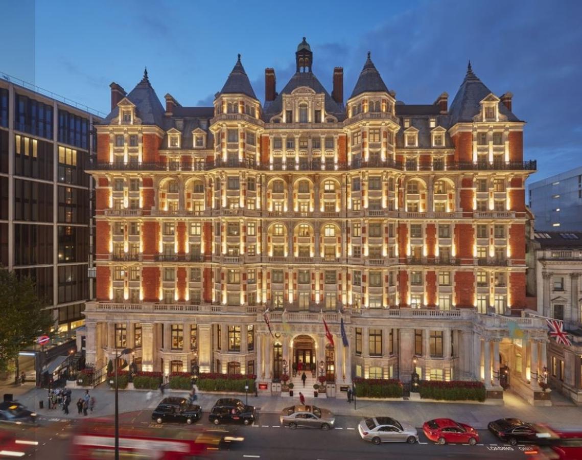 Mandarin Oriental: 1.560€. El exclusivo hotel londinense ofrece lujo, elegancia y tradición. Está entre los jardines reales y el bullicio de Knightsbridge y se ha reinventado para ofrecer a sus huéspedes la belleza de un patrimonio histórico sin parangón,