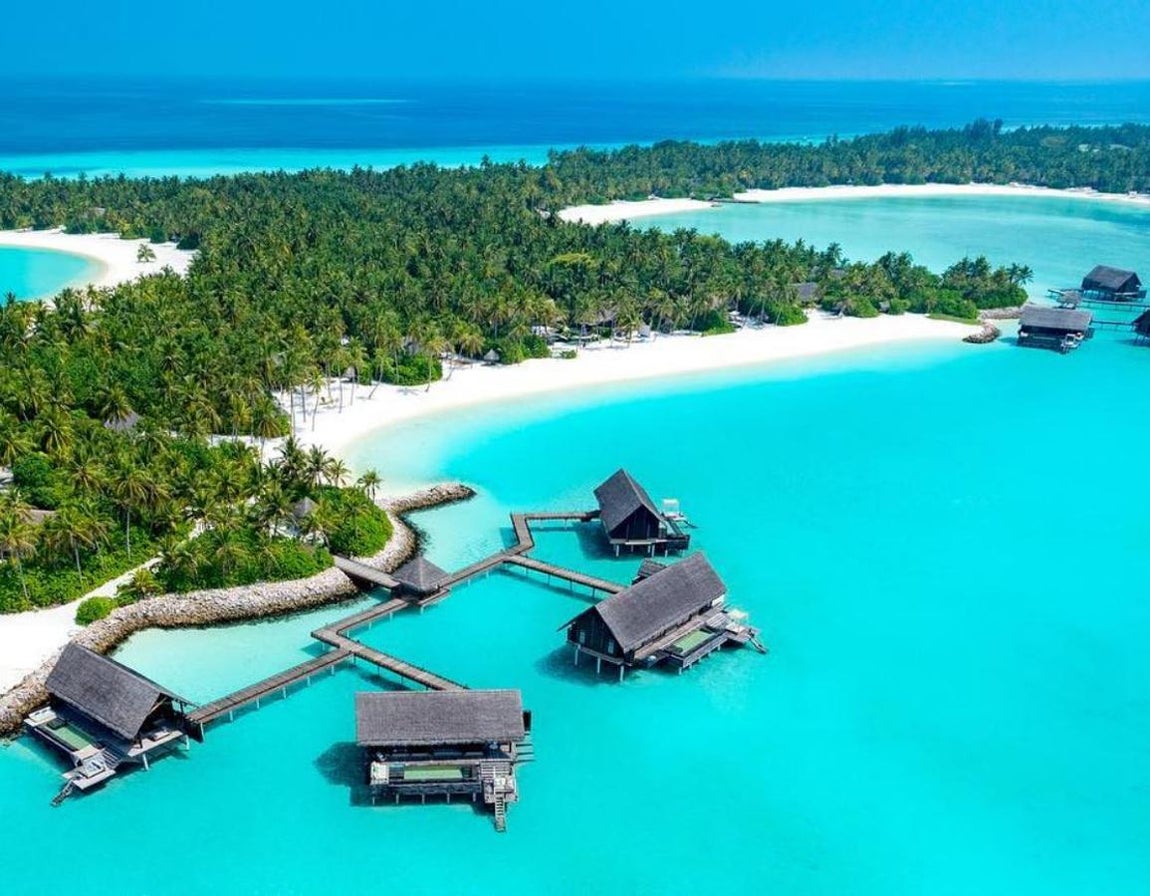 Hotel One&amp;One Reethi Rah: 10.000€. Está ubicado en Maldivas en el atolón Norte de Malé, literalmente sobre el océano Índico. Es unode los favoritos de los recién casados para pasar su luna de miel