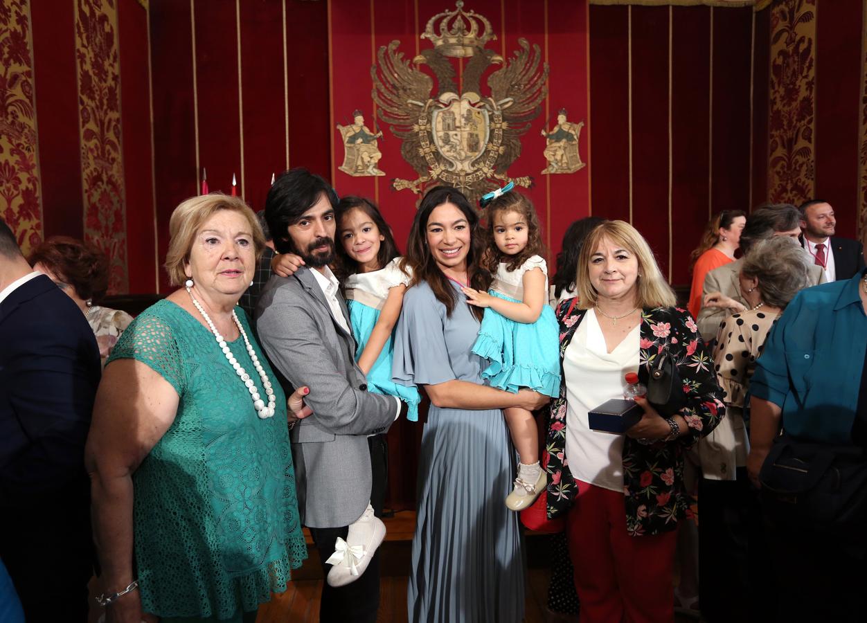 Claudia Alonso con su marido y sus hijas. 