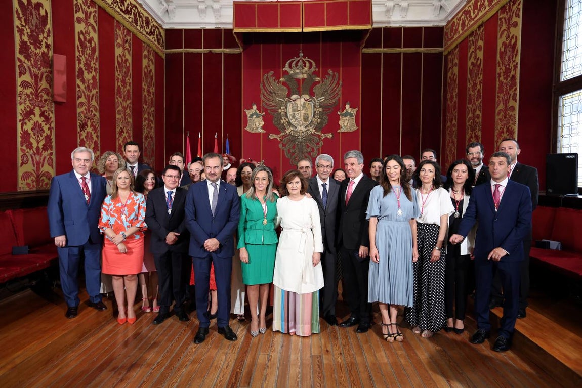 La Corporación, con Agustín Conde, Joaquín Sánchez Garrido y la vicepresidenta. 