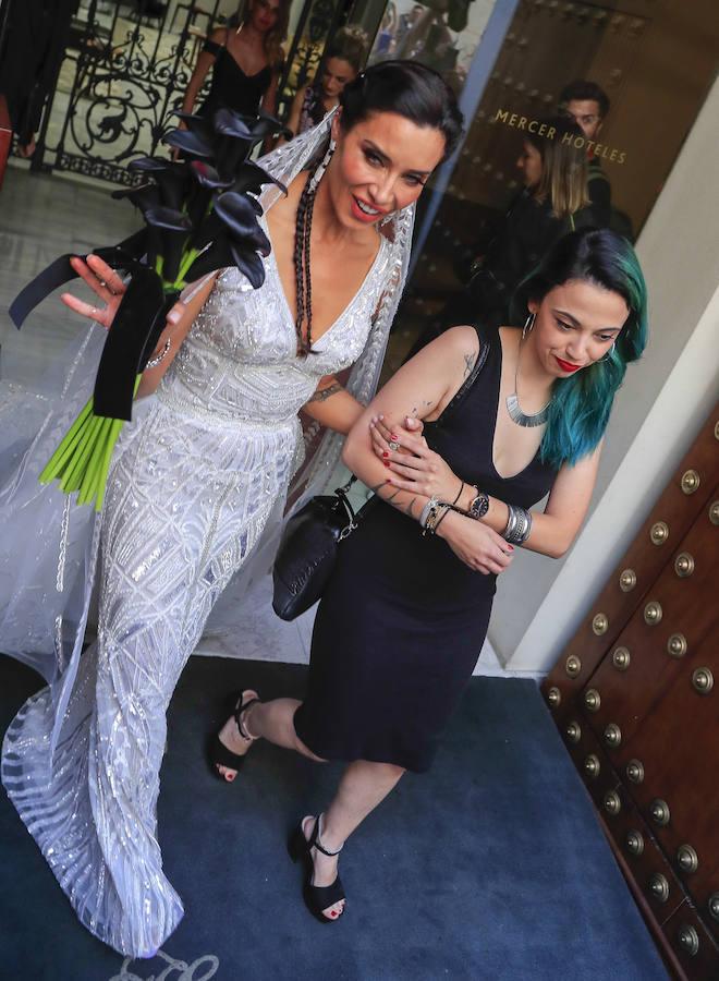 Pilar Rubio saliendo del hotel en dirección a la Catedral de Sevilla. 