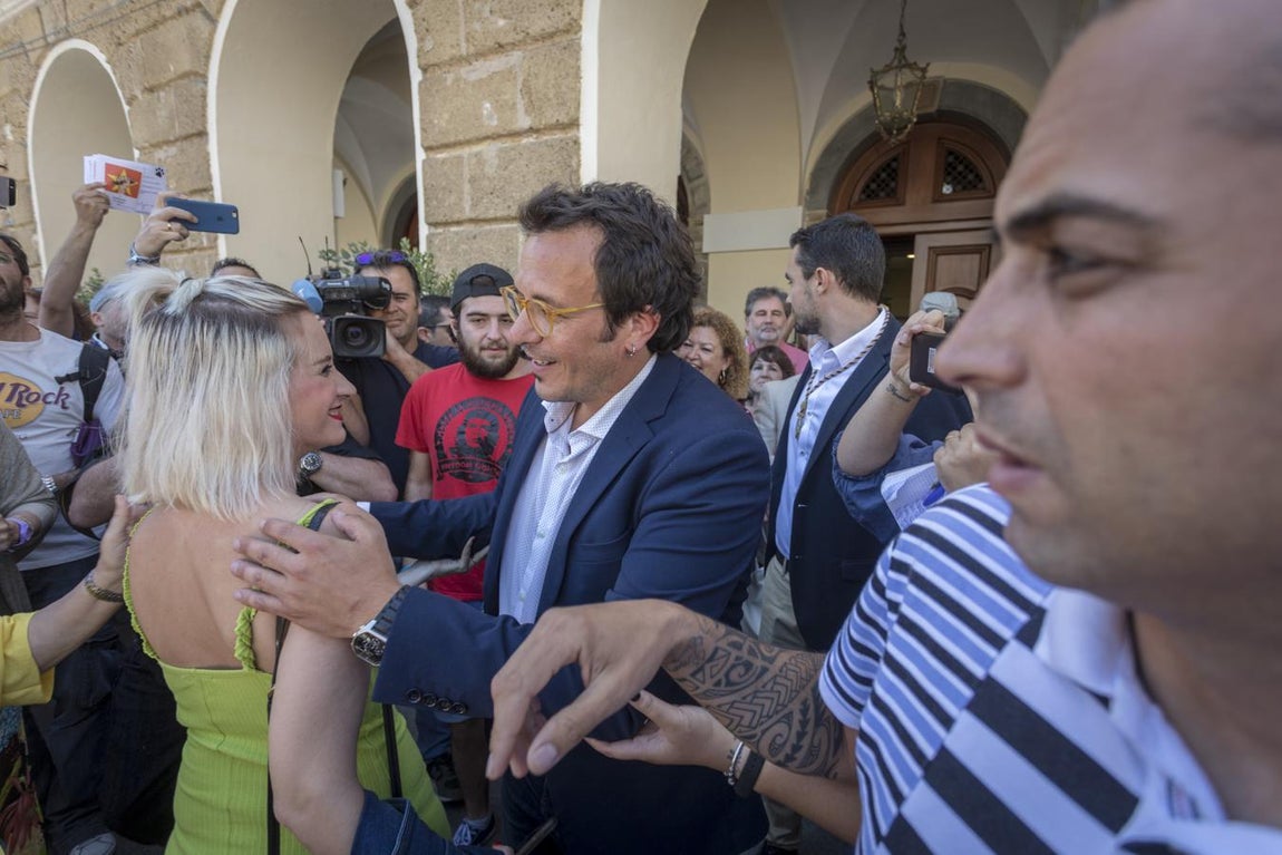 FOTOS: Los gaditanos reciben a Kichi como alcalde tras su reelección