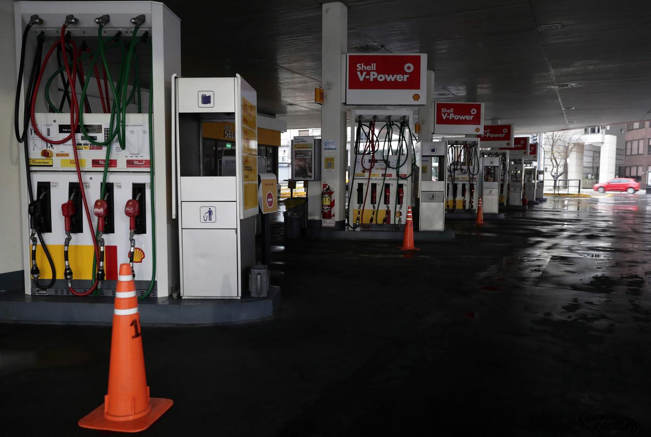 Vista de una estación de servicio cerrada en el centro de Buenos Aires. 